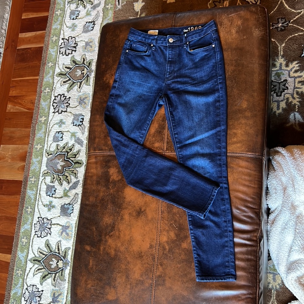 Super cute GAP 1969 High Rise Skinny Blue jeans! Size 26S! Offers welcomed! 🤗🌺